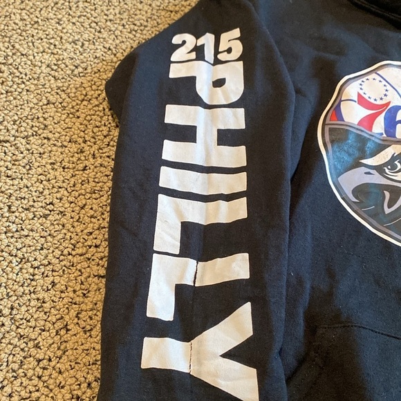 Philadelphia Sports Black Hooded Sweatshirt Size Youth Large in GUC - Picture 3 of 6